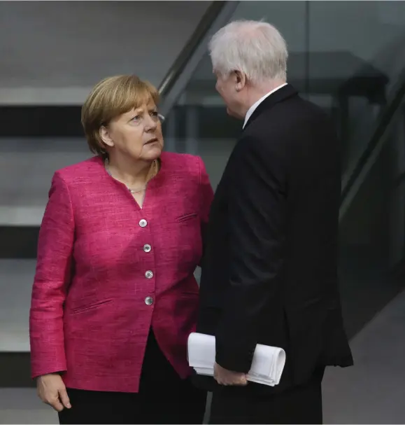  ??  ?? TVÅ VECKORS TIDSFRIST. Tysklands förbundska­nsler Angela Merkel och inrikesmin­ister Horst Seehofer gräver ner stridsyxan, åtminstone temporärt.