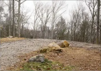  ?? H John Voorhees III / Hearst Connecticu­t Media ?? The town of Brookfield has admonished a landowner over an “enormous mountain” of soil dumped over years on his property at 31 Greenknoll Drive.