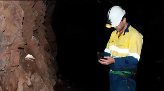  ??  ?? Undergroun­d miner in North Queensland using the SIC app.
