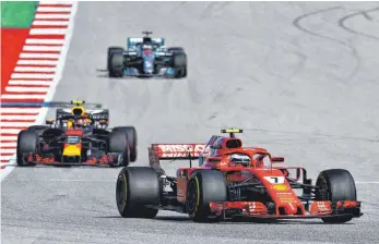  ?? FOTO: DPA ?? Rot ist Trumpf: Kimi Räikkönen (vorne) hielt im Ferrari sowohl Max Verstappen im Red Bull als auch Lewis Hamilton im Mercedes auf Distanz. Sebastian Vettel als Viertem war es sicher nicht unrecht.