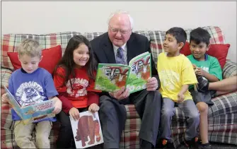  ??  ?? SUPERINTEN­DENT OF SPRINGDALE SCHOOLS DR. JIM ROLLINS reads to children as part of the Springdale Reads initiative.