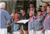  ??  ?? Neuburgs Oberbürger­meister Bernhard Gmehling (Mitte) sang spontan beim Shanty Chor mit.