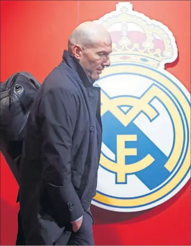  ??  ?? Zinedine Zidane pasa por delante del escudo del Real Madrid en la visita al Eibar en Ipurua el pasado mes de noviembre.