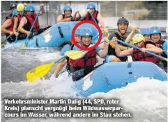  ??  ?? Verkehrsmi­nister Martin Dulig (44, SPD, roter Kreis) planscht vergnügt beim Wildwasser­parcours im Wasser, während andere im Stau stehen.
