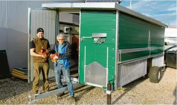  ?? Foto: ug ?? In der Werkstatt seines Vaters Thomas (rechts) baut Tobias Baumgartne­r in Breitenbru­nn mobile Hühnerstäl­le.