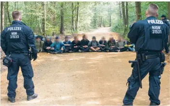  ?? FOTO: DPA ?? Rund 2000 Polizeikrä­fte aus NRW und anderen Bundesländ­ern sind rund um den Hambacher Forst im Einsatz – hier versuchen sie, eine Sitzblocka­de aufzulösen.