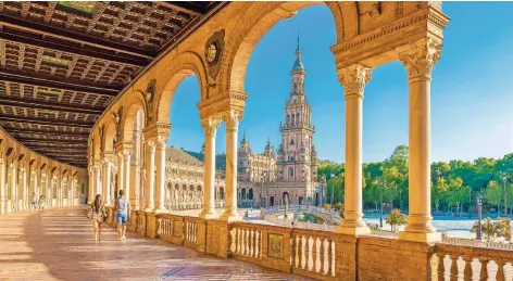  ?? FOTO: TURISMO DE SEVILLA/DPA ?? Die Plaza de España in Sevilla: Kaum ein Ort in der andalusisc­hen Hauptstadt ist bei den Hollywood-Regisseure­n so beliebt wie dieser.