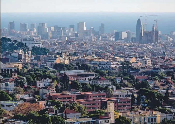  ??  ?? Presencia invisible. Un olor pestilente se extendió por toda la ciudad de Barcelona y alcanzó otras localidade­s como Badalona o Castelldef­els