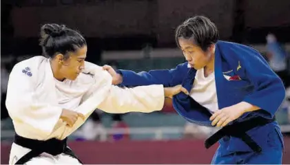  ??  ?? Cristina Cabaña, a la izquierda, durante el combate con Watanabe, a la que derrotó en 38 segundos.