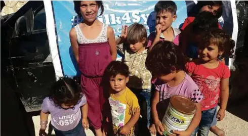  ??  ?? SUSU tepung untuk kanak-kanak Syria selamat diagihkan di Aleppo dan Adnan City.