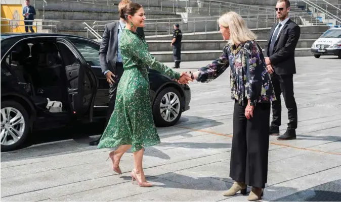 ?? KRISTIAN JACOBSEN ?? Kronprinse­sse Victoria ble ønsket velkommen av Stavanger-ordfører Christine Sagen Helgø.