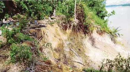  ?? [FOTO IHSAN PKR] ?? Aktiviti mengorek pasir di Sungai Saribas, dipercayai punca utama berlaku hakisan sehingga menyebabka­n kerosakan teruk di Tanah Perkuburan Islam Seruai.