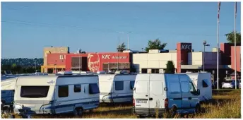  ??  ?? Le camp devrait stationner une quinzaine de jours sur la zone commercial­e de Flins.