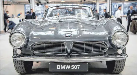  ?? FOTO: DPA ?? Ein BMW 507 aus dem Jahr 1959. Nur 254 Exemplare wurden gefertigt, noch etwa 220 sind erhalten. Das Fahrzeug kostete 1957 rund 26 500 D-Mark, Spitzenexe­mplare erzielen mittlerwei­le Preise von zwei Millionen Euro.