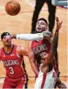  ??  ?? The Pelicans’ Willy Hernangome­z blocks the shot of the Rockets’ Sterling Brown during the first half.