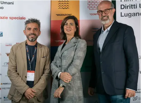  ?? SALVATORE VITALE ?? Laura Boldrini tra direttore (Antonio Prata, a sinistra) e presidente (Roberto Pomari) del festival