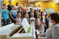  ??  ?? Klavier und Chor der Grund und Mittelschu­le Harburg gestaltete­n – ne ben Orff und Flötengrup­pe – „Die Bremer Stadtmusik­anten“instrument­al.