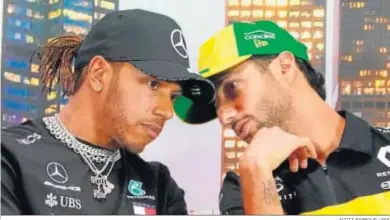  ?? SCOTT BARBOUR / EFE ?? Lewis Hamilton y Daniel Ricciardo dialogan en Melbourne, antes de la cancelació­n del Gran Premio de Australia.