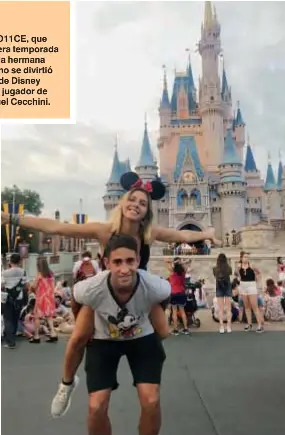  ??  ?? Parte de la tira O11CE, que estrenó su tercera temporada por Disney XD, la hermana de Cande Vetrano se divirtió en los parques de Disney con su novio, el jugador de Banfield Emanuel Cecchini.