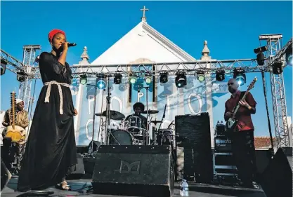  ??  ?? Karyna Gomes já é considerad­a uma verdadeira diva da nova música africana de origem lusófona