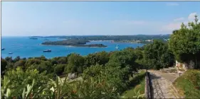  ??  ?? La baie de Vrsar, avec son chapelet d’îles, est typique des paysages de l’Istrie.