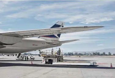  ??  ?? Las mercancías en el aeropuerto evitan pasar por el recinto fiscalizad­o.