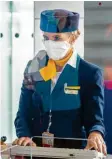  ??  ?? Masken und Plexiglas sind Teil der Schutzvork­ehrungen im Flughafen.