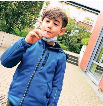  ?? FOTOS: JASI ?? Für Lasse (7) und seine Mitschüler von der Richard-Schirrmann-Schule in Hoisten stand am Montagmorg­en erstmals der neue Lollitest auf dem „Stundenpla­n“.