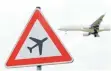  ?? FOTO: DPA ?? Ein Verkehrssc­hild weist auf Flugbetrie­b hin. Die Beschwerde­n über Flugreisen nehmen zu.