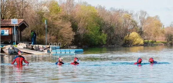  ?? Foto: Udo Koss ?? Auch bei schönem Wetter werden die Mitglieder der Wasserwach­t bei der Aktion „Saubere Stadt“nass. Denn sie säubern traditione­ll den Grund des Friedberge­r Baggersees.