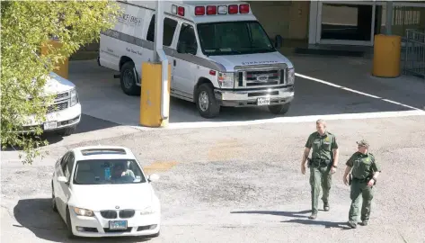  ??  ?? Imagen del 25 de octubre cuando la Patrulla Fronteriza trasladó a la menor mexicana en una ambulancia desde el hospital a un centro de detención para niños.