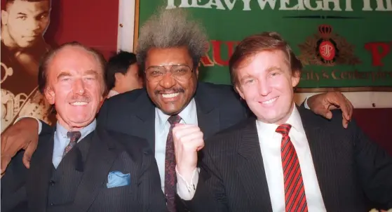  ?? FOTO: TT–AP ?? Fred Trump (till vänster), boxningspr­omotorn Don King och Donald Trump på en bild från Atlantic city i december 1987.