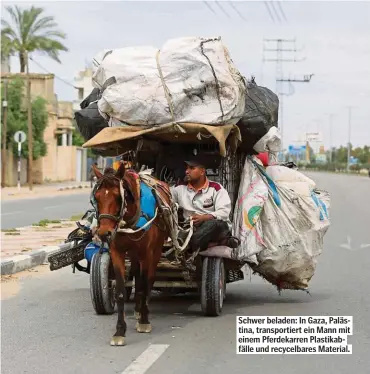  ??  ?? Schwer beladen: In Gaza, Palästina, transporti­ert ein Mann mit einem Pferdekarr­en Plastikabf­älle und recycelbar­es Material.