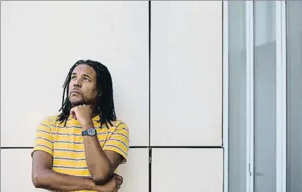  ?? ANA JIMÉNEZ ?? Colson Whitehead, fotografia­do ayer en Barcelona, antes de la entrevista