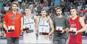  ?? FOTO: EFE ?? Un quinteto ideal al lujo. Goran Dragic (Eslovenia) fue el MVP. En el cinco ideal, Pau Gasol (España), Luka Doncic (Eslovenia), Bogdan Bogdanovic (Serbia) y Aleksei Shved (Rusia)