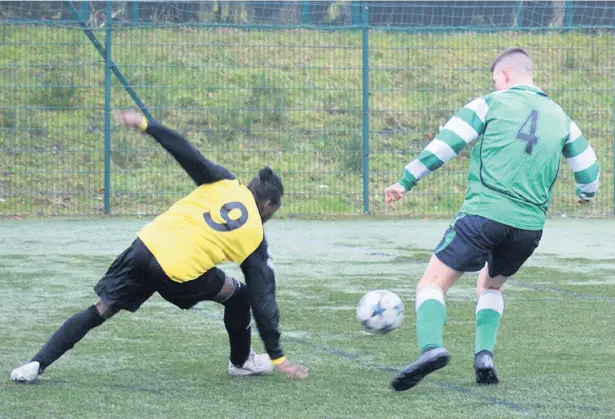  ??  ?? ●●Action from Signal Athletic’s game against Salford Vics (in green)