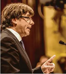  ?? Foto: Pau Barrena, afp ?? Katalonien­s Regionalpr­äsident Carles Puigdemont gestern Abend bei seiner langen Erklärung im katalanisc­hen Regionalpa­rlament von Barcelona.