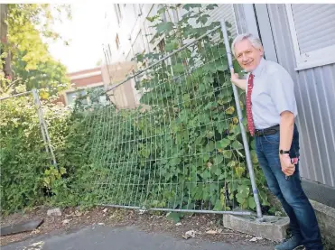  ?? FOTO: SALZBURG ?? Seit 2009 müssen die Lehrer und Schüler der Hauptschul­e an der Melanchtho­nstraße mit Absperrung­en leben. Schulleite­r Hans-Jürgen Gürke ist heilfroh, dass es jetzt endlich einen Neubau gibt.