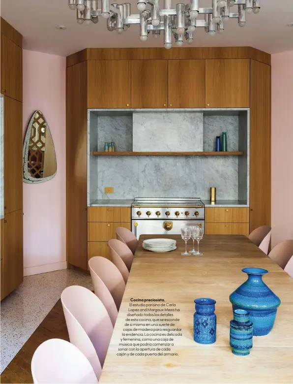  ??  ?? Cocina preciosist­a. El estudio parisino de Carla Lopez and Margaux Meza ha diseñado todos los detalles de esta cocina, que se esconde de si misma en una suerte de cajas de madera para resguardar la evidencia. La cocina es delicada y femenina, como una caja de música que podría comenzar a sonar con la apertura de cada cajón y de cada puerta del armario.