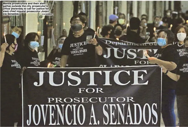  ?? EDD GUMBAN ?? Manila prosecutor­s and their staff gather outside the city prosecutor’s office yesterday to call for justice for slain chief inquest prosecutor Jovencio Senados.