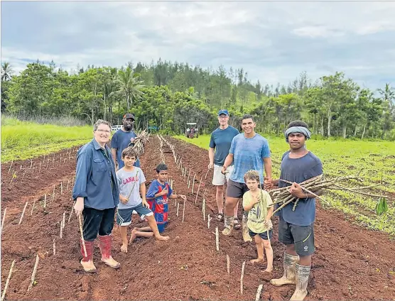  ?? Picture: SUPPLIED ?? The Batisarisa­ri family with their staff members.