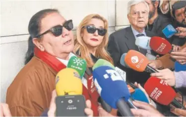  ?? // GTRES ?? La cantante y su mujer, Inmaculada Casal, ayer a la salida del juzgado de Sevilla