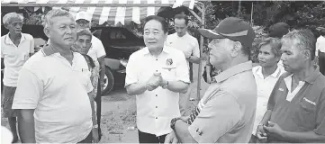  ??  ?? Wong conversing with Tuai Rumah Charles (right) and other longhouse residents.