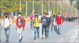  ?? AP ?? ■
Workers arrive to catch a bus to travel to their home states, in Uttar Pradesh’s Prayagraj.