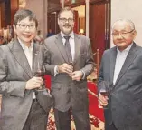  ??  ?? Ambassador­s Kok Li Peng of Singapore and Roberto Bosch of Argentina with Portugal Consul Tony Rufino.