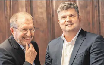  ?? FOTO: CHRISTIAN FLEMMING ?? Oberbürger­meister Gerhard Ecker (links) und Investor Andreas Schauer waren beim Auszählen der Stimmen schnell entspannt, weil sie in allen Stadtteile­n eine Mehrheit für die Therme bekamen.