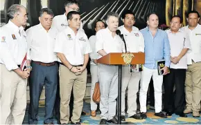  ?? LORENA HENRÍQUEZ ?? El presidente Santos con los mandatario­s de la Región Caribe, durante el acto.