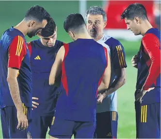  ?? EFE ?? Luis Enrique dando instruccio­nes a Busquets, Pedri, Carlos Soler y Morata.