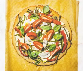  ?? SIMON BAJADA ?? This buckwheat pizza illustrate­s the enduring appeal of time-tested Italian recipes.