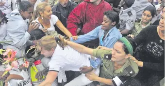  ??  ?? Activistas sociales cubanas apresadas durante una protesta por agentes del régimen castrista.